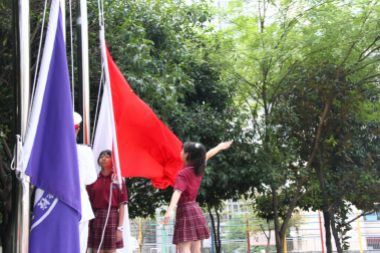红旗飘飘，指引方向——知易外国语学校升旗仪式